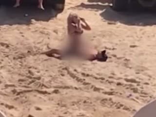 Sex na pláži uprostred