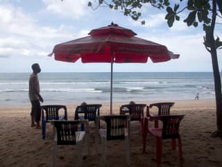 Predajca chystá stoličky na