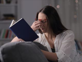 POŠKODZUJE čítanie pri SLABOM