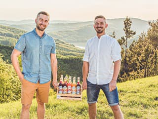 Kamoši z detstva vyrábajú