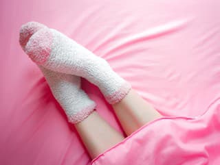 PONOŽKY patria do postele: