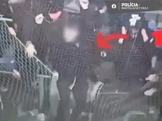 Polícia obvinila dvoch futbalových