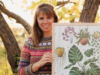 Baška a Lenka vyrábajú puzzle