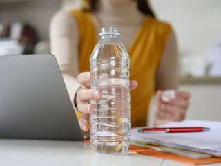 Plastová FĽAŠA ako SPÚŠŤAČ