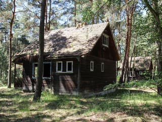 Zabudnuté drevenice hlboko v