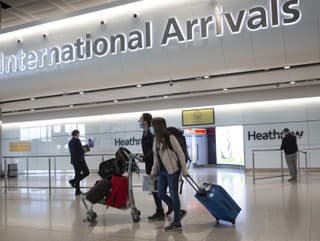 V Británii panoval chaos na viacerých letiskách: Mohlo za to zlyhanie elektronických brán