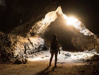 Sama v jaskyni strávila