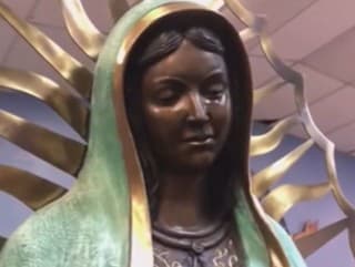 Socha Panny Márie ronila