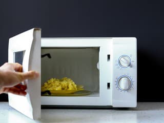 Vyhýbajte sa MIKROVLNKE: POTRAVINY,