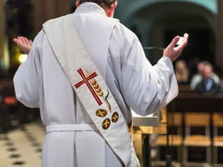 Kňazov so sexuálnymi deliktmi