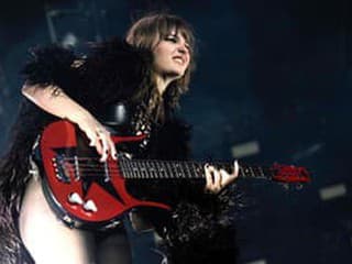 Victoria De Angelis z