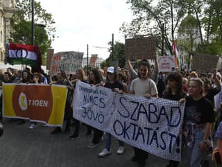 Tisíce demonštrujúcich študentov žiadali