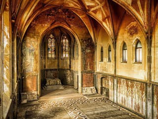 Kedysi bohato zdobená kaplnka