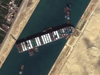 V Suezskom prieplave zastavila