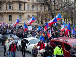 Protest pred budovou Českej