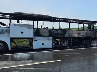 Autobus zachvátili plamene.
