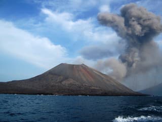 Indonézska sopka Anak Krakatoa
