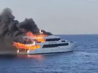 Výletnú loď zachvátili plamene