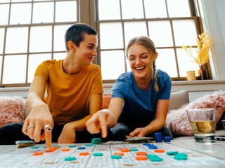 Hrávate s kamošmi stolné