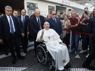 Pápež po operácii stále
