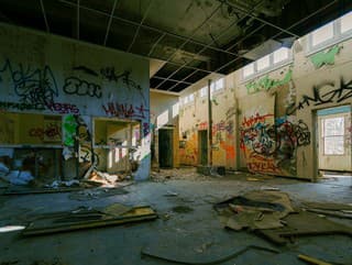 Za múrmi starej továrne: