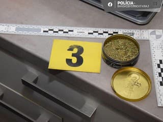 Kriminalisti odhalili dvoch drogových