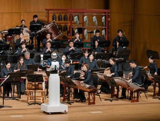 Androidný robot má za