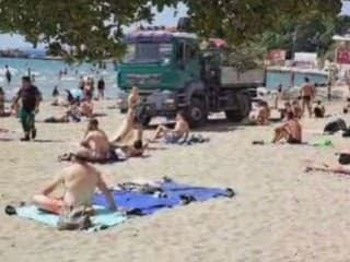 Plážou v Splite si