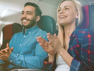 Tlieskajú v lietadle iba