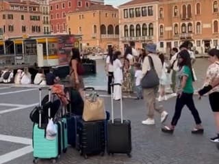 Žena varuje turistov pred