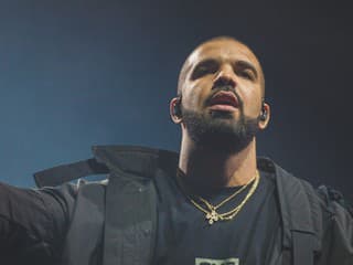 Raper Drake dostal počas