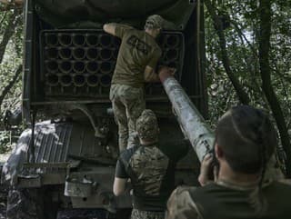 Ukrajinskí vojaci pripravujú granáty