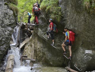 Slovenský raj praská vo