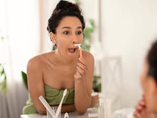 Holenie tváre u žien: