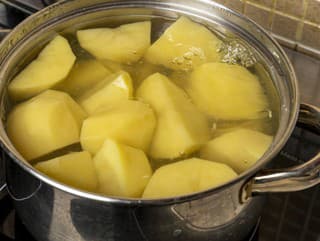 Vodu po varení zemiakov