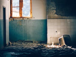 Farmaceutická továreň za sebou