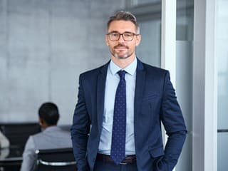 Zamestanci vás nasledujú lebo