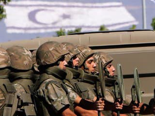 Cyperskí vojaci so zbraňami