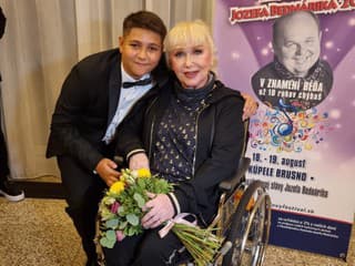 Nikolas spieva Marikine piesne