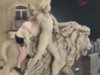 Opitý turista poškodil sochu,