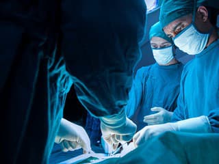 Chirurgovia zomierajúcemu mužovi transplantovali