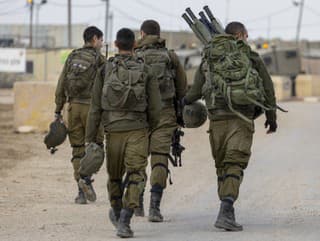 Izraelskí vojaci pri hraniciach
