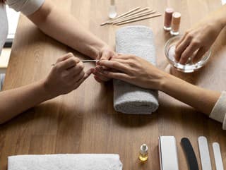 Ideš na nechty? Manikérke