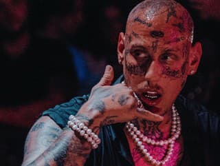 Separ rozdáva feat za