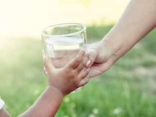 NORMÁLNE? Matka dáva svojim