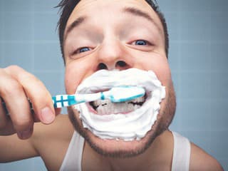 Čistenie ZUBOV môže narobiť