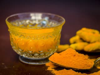 Žena pila KURKUMOVÝ čaj