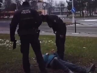 VIDEO Policajná brutalita v