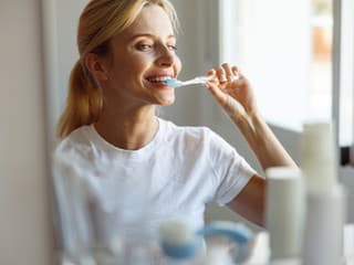 Žltnú vám zuby? Skúsený