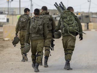 Izraelskí vojaci pri hraniciach